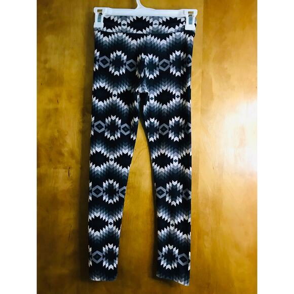 LuLaRoe Girls Tween Size Leggings Black/White Print Soft and Stretchy - Picture 2 of 4